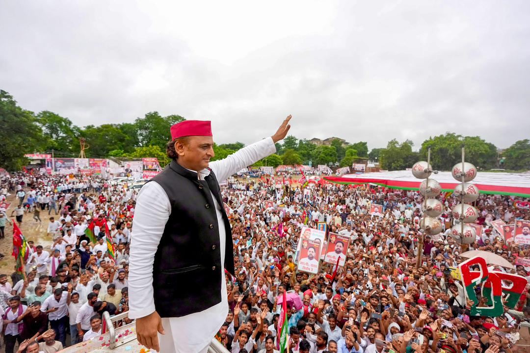 INDIA की एकजुटता पर सवाल, अखिलेश की दूरी से बढ़ी सियासी हलचल