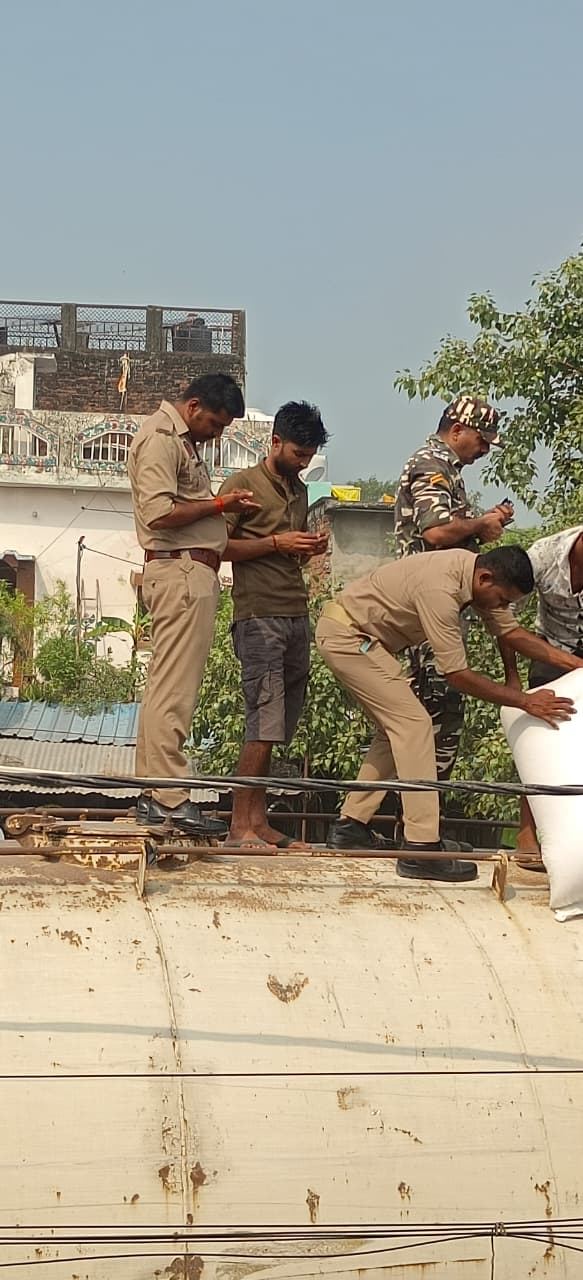 खुनुवा बॉर्डर पर दो ट्रकों से अलग-अलग सामान मिलने की सूचना, जांच व्यवस्था पर उठे सवाल