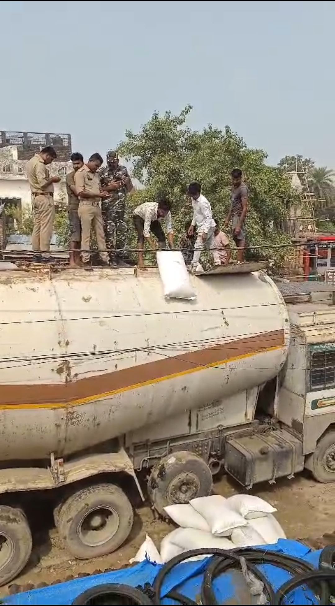 पहियों के दबाव ने खोला राज: खुनुवा बॉर्डर पर दो ट्रकों से भारी मात्रा में कद्दू बीज मगज और अखरोट बरामद