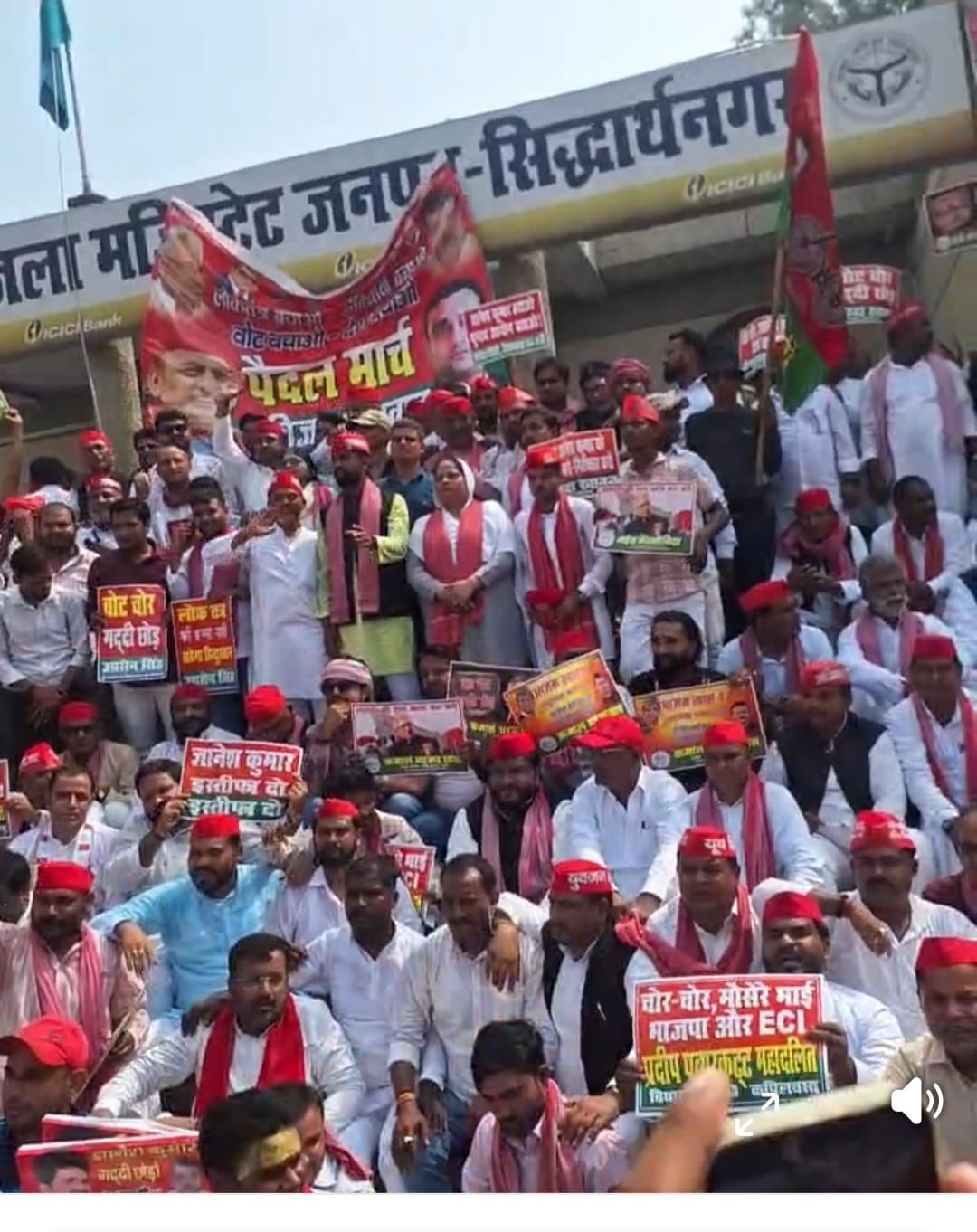 चुनाव आयोग के खिलाफ सपा का धरना-प्रदर्शन