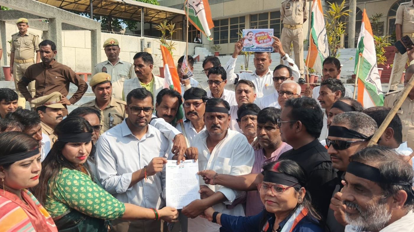 कांग्रेस ने विरोध मार्च निकालकर सौंपा ज्ञापन विपक्षी नेताओं से कथित दुर्व्यवहार की निष्पक्ष जांच की मांग