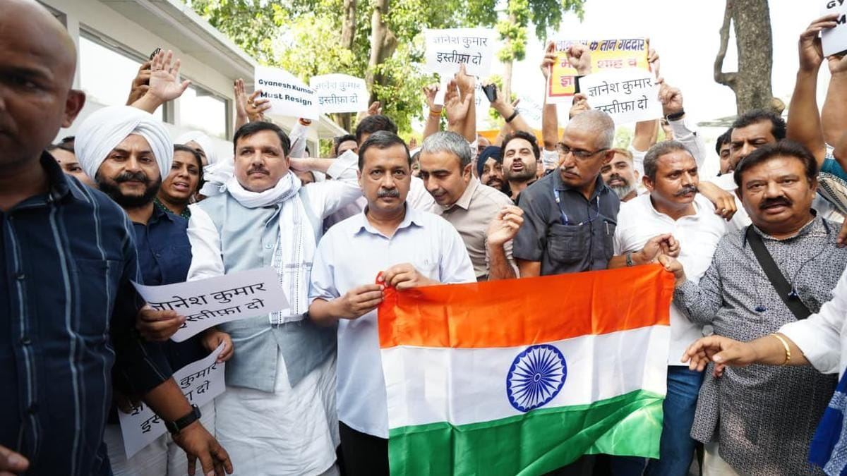 जाफरपुर कलां पुलिस स्टेशन से रिहा हुए अरविंद केजरीवाल
