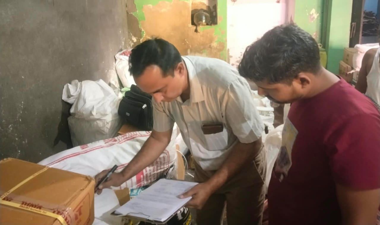 नवरात्र पर खाद्य विभाग की छापेमारी, 66.5 किलो कुट्टू का आटा सीज