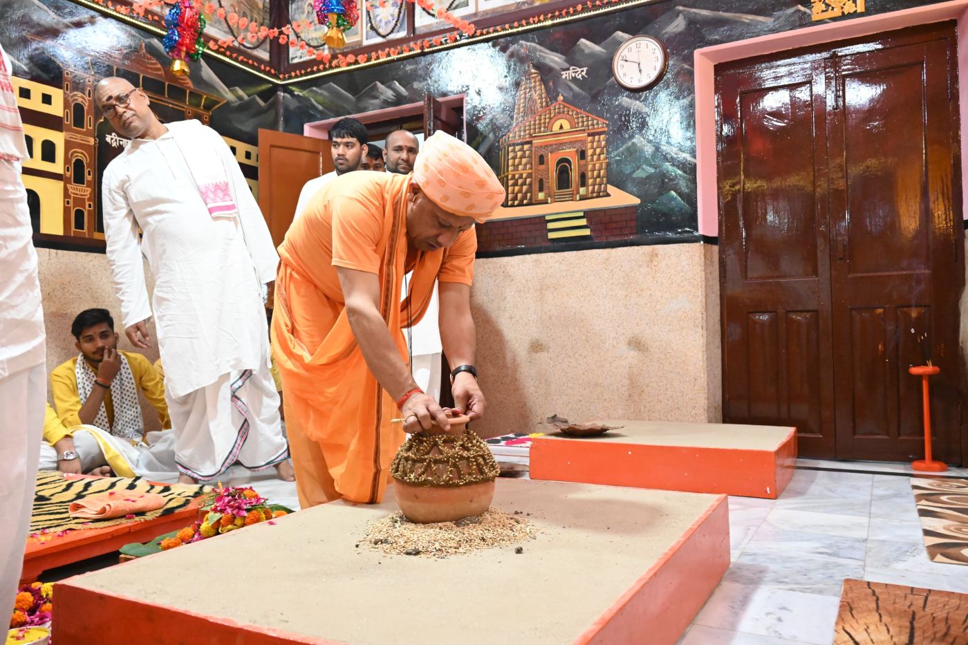 1.60 करोड़ बच्चों को यूनिफॉर्म, किताबें और जूते-मोजे; महिलाओं को मिलेगा आवास का मालिकाना हक: योगी