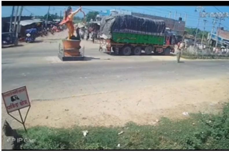 नेपाल के रुदपुर में ओवरटेक के दौरान पलटी गाड़ी, तीन लोग गंभीर रूप से घायल