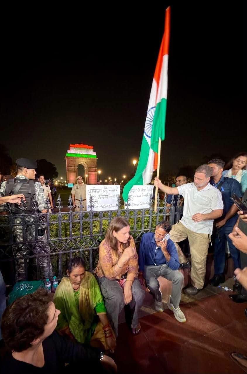 राहुल गांधी इंडिया गेट पर अंकिता भंडारी के माता-पिता के धरने में शामिल, दुष्यंत गौतम की नियुक्ति रोकने की मांग
