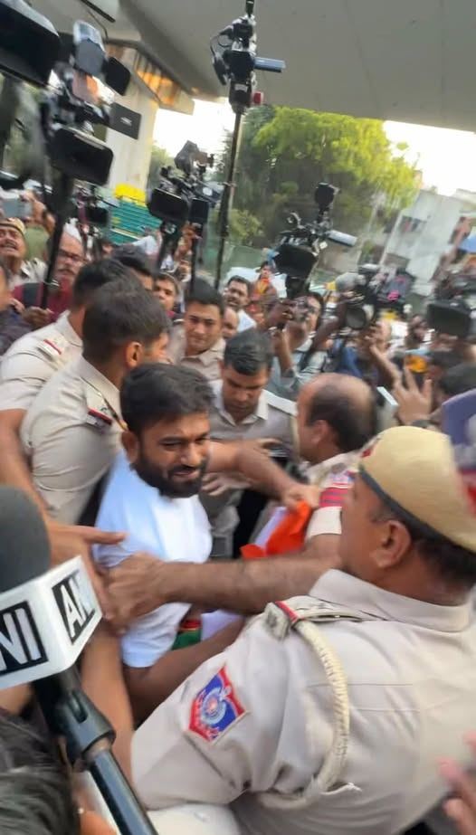 तिरंगा मार्च से पहले अभिजीत दीपके हिरासत में, दिल्ली पुलिस की कार्रवाई पर उठाए सवाल