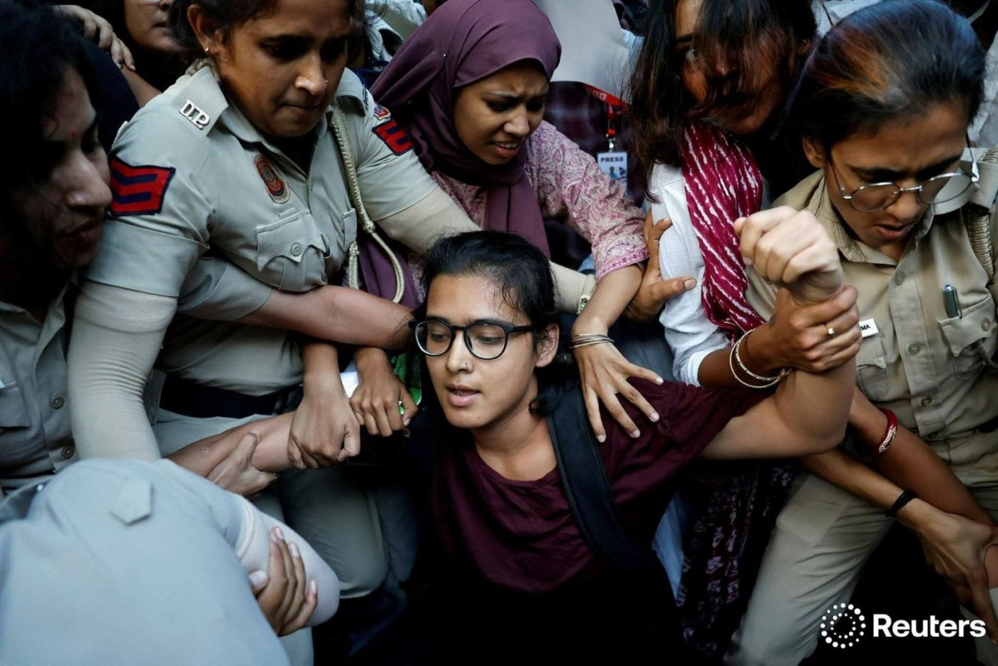 तिरंगा मार्च से पहले AISA प्रमुख नेहा बोरा हिरासत में, समर्थकों ने पूछा—कहां ले गई दिल्ली पुलिस?