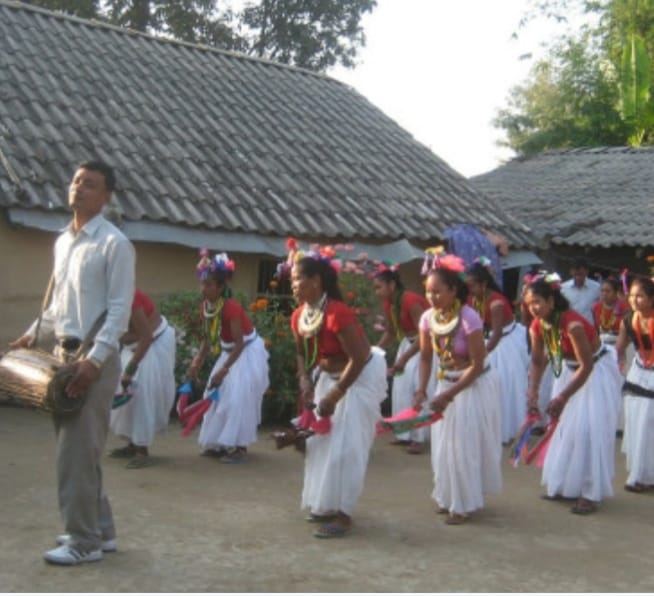 मादल की थाप पर थारू बस्तियों में दशैं का उल्लास, सखिया नृत्य बना पहचान